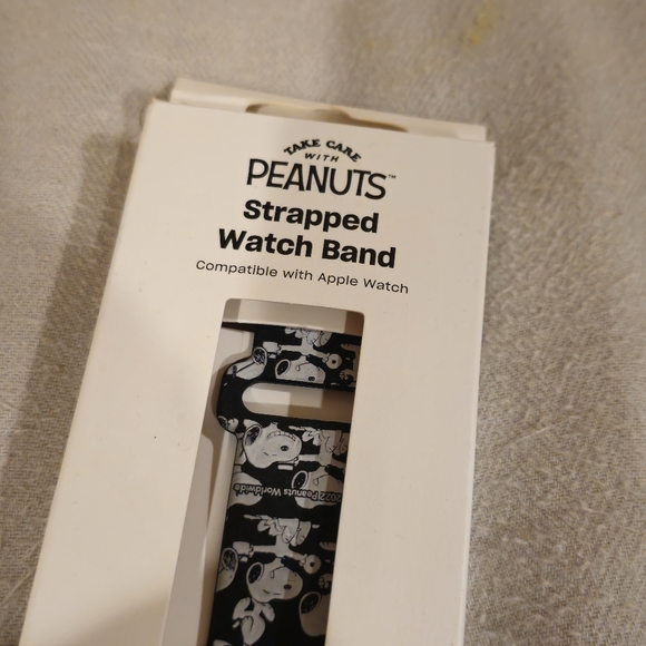 Peanuts apple watch wrist band new in box - Picture 2 of 6